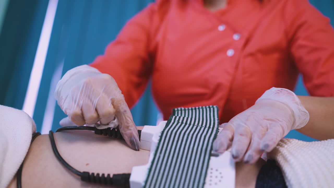 una mujer pone herramientas en el vientre de una mujer gordita con estrías