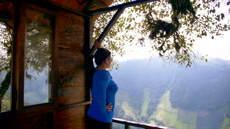 Frau-In-Blauer-Kleidung-Starrt-Auf-Eine-Wunderschöne-Landschaft