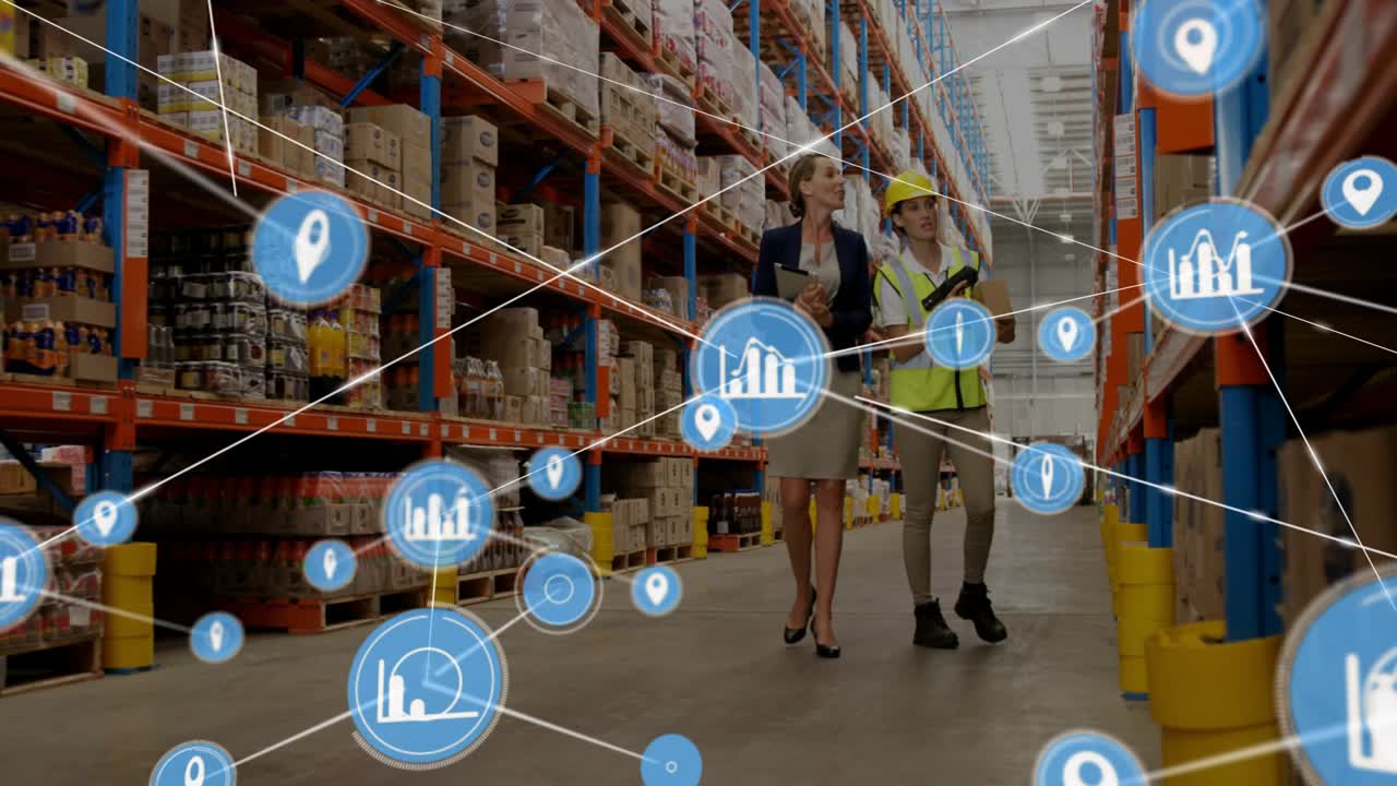 Due donne che camminano in un magazzino, con un'icona blu che appare sul pavimento, formando indicatori di mappa davanti per le scorte.