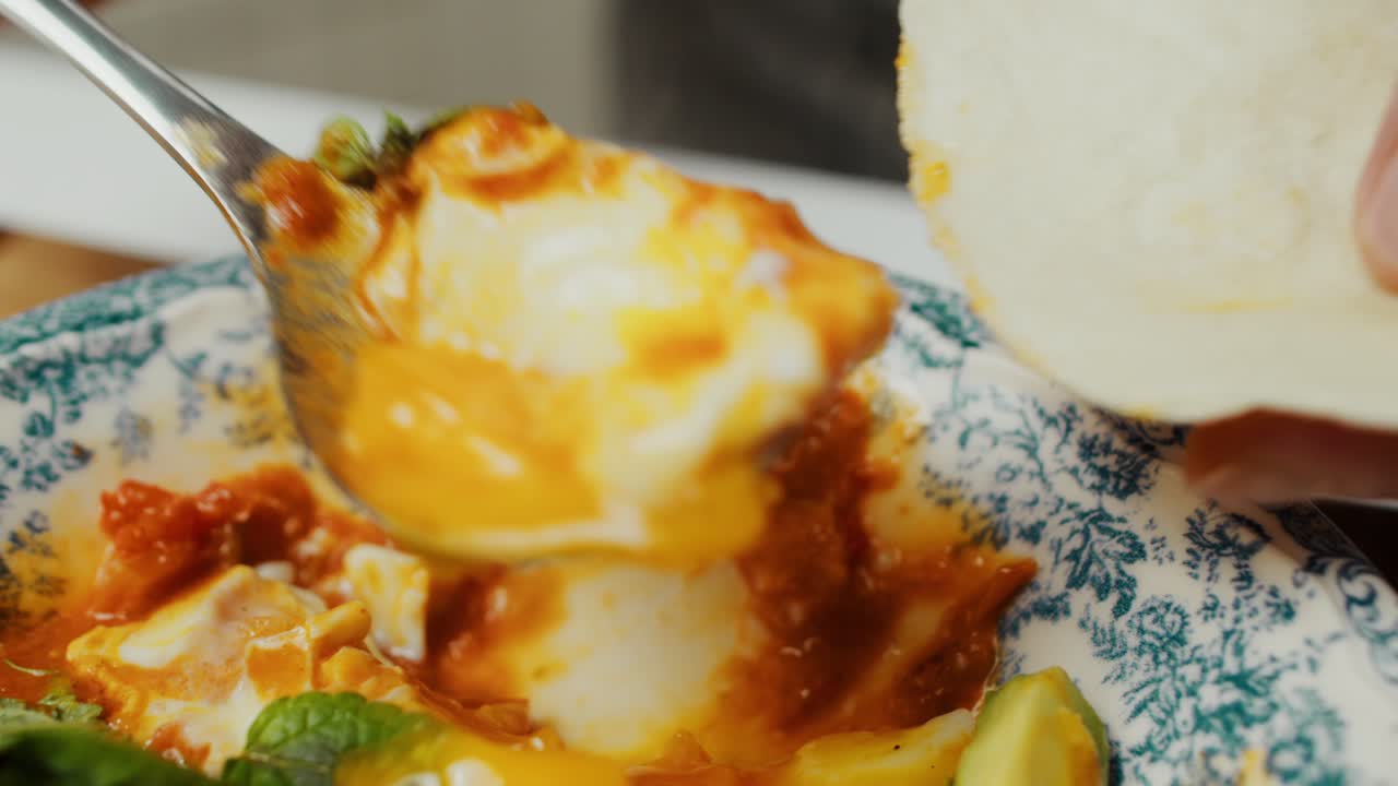 접시에서 야채와 계란 아침 식사 접시를 꺼내 숟가락에 닫습니다