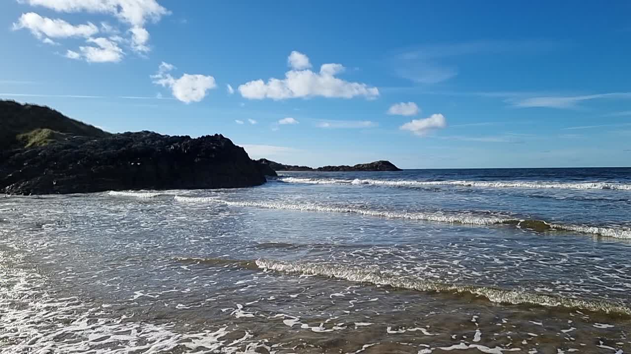 느린 속도로 느하게 움직이는 거품 모양의 물결은 평화로운 낙원, 푸른 섬 해안선을 향해 아갑니다.