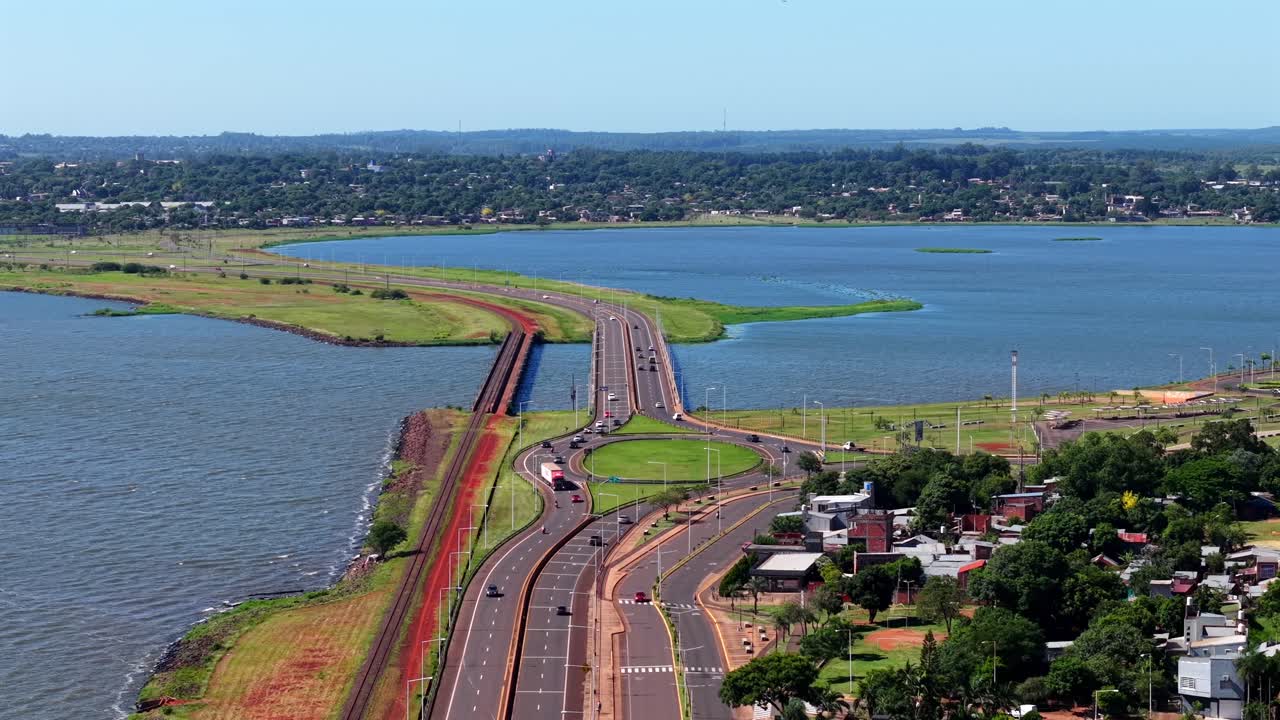 Pemandangan udara penegas jalan raya tepi sungai dan infrastruktur tepi air di Posadas, Argentina, Jalan Costanera dan Acceso Sur.