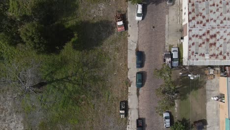 top down drone tiro de una carrera hacia abajo de uso mixto suburbio rural barrio pobre en el sur de estados unidos
