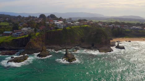 Vista-Panorámica-De-Las-Rocas-De-La-Catedral-Cerca-De-La-Ciudad-Costera-En-Kiama-Downs,-Nueva-Gales-Del-Sur,-Australia---Toma-Aérea