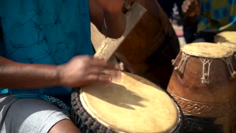 los bateristas tocan en un festival en la zona rural de ghana, áfrica occidental, capturados en cámara lenta