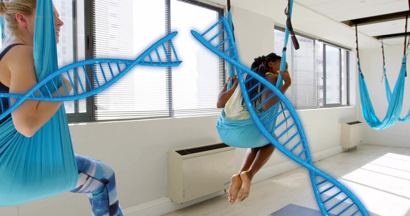Duas mulheres entrando em um estúdio de yoga, segurando redes e sincronizando balanços para fortalecer o core, com uma sobreposição em hélice.