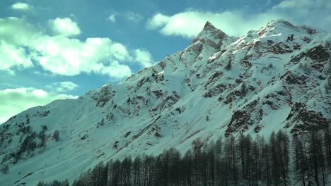 Imágenes-En-Cámara-Lenta-A-Través-De-La-Ventana-Lateral-Del-Camión-Mientras-Se-Conduce-En-Los-Alpes-Suizos