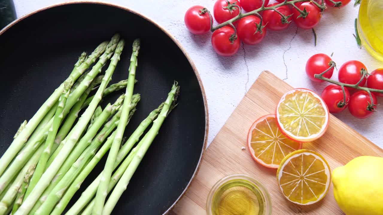 아스파라거스와 체리 토마토 요리 준비