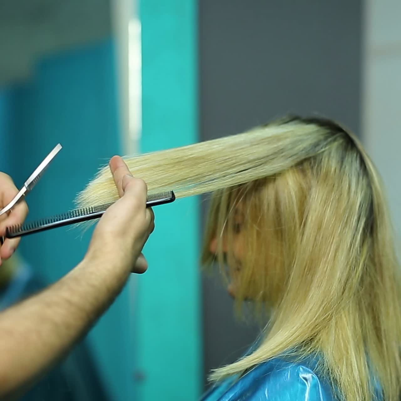 Parrucchiere che taglia i capelli