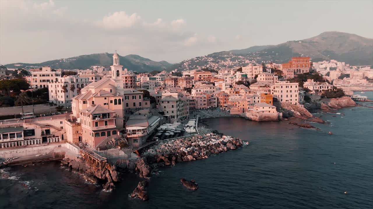 이탈리아 리구리아 주 제노아 해안의 그림 같은 오래된 건축물 - 패닝 공중 촬영