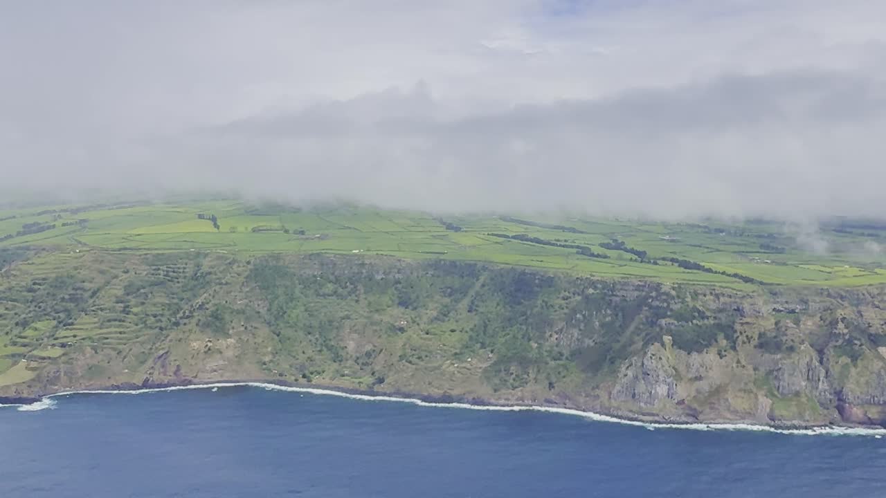 사우 미구엘의 푸른 풍경, 절벽에서 바다를 볼 수 있는 아조레스 섬, 부분적으로 구름이 가득한 하늘