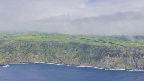 Exuberante-Paisaje-Verde-De-Sao-Miguel,-Azores-Con-Vistas-Al-Mar-Desde-El-Acantilado,-Cielos-Parcialmente-Nublados