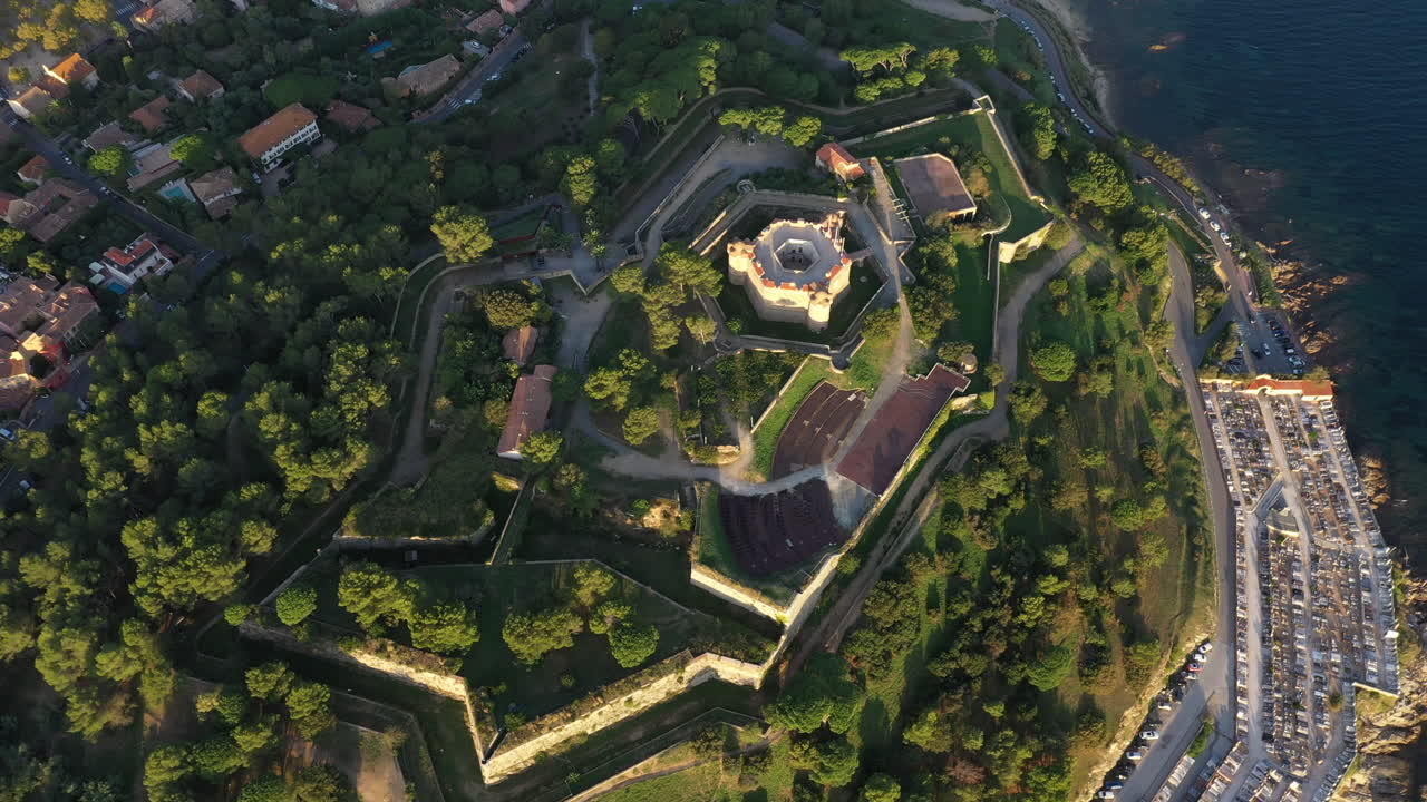 요새 주변을 날아다니는 요새: 세인트 트로페즈 해양 박물관, 선라이즈 파크