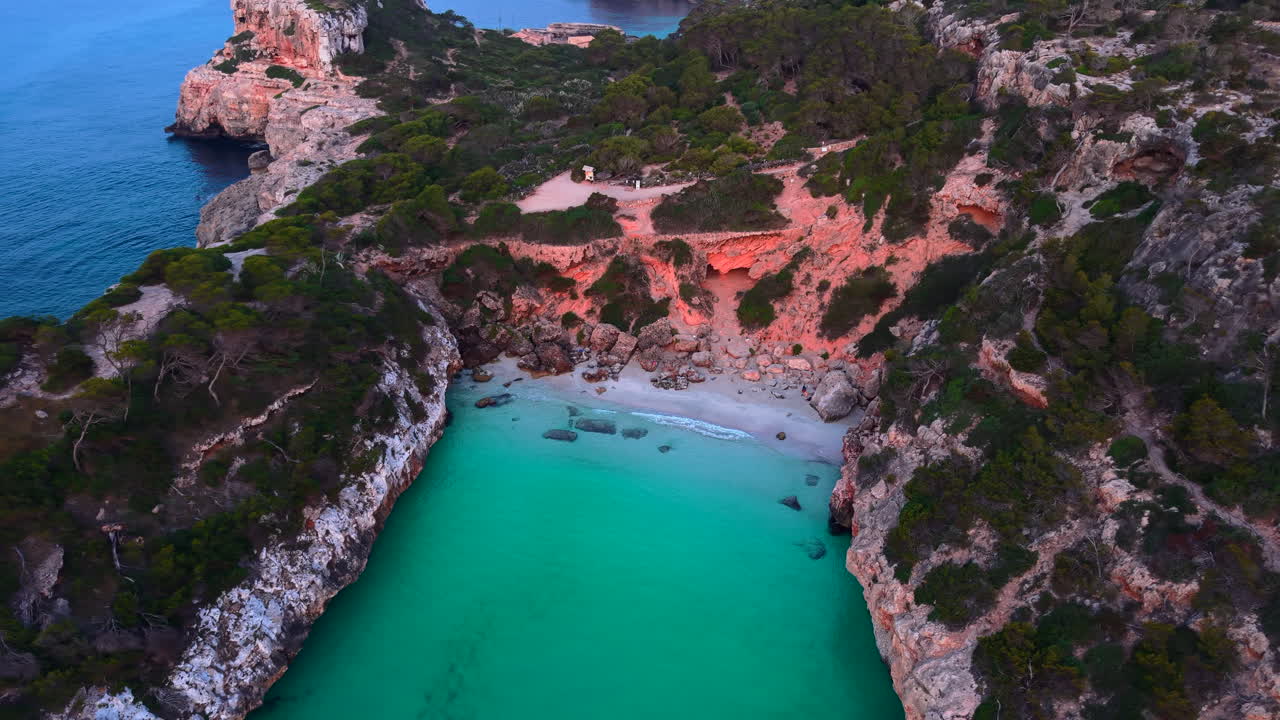 Vista aerea della costa rocciosa con acque turchesi