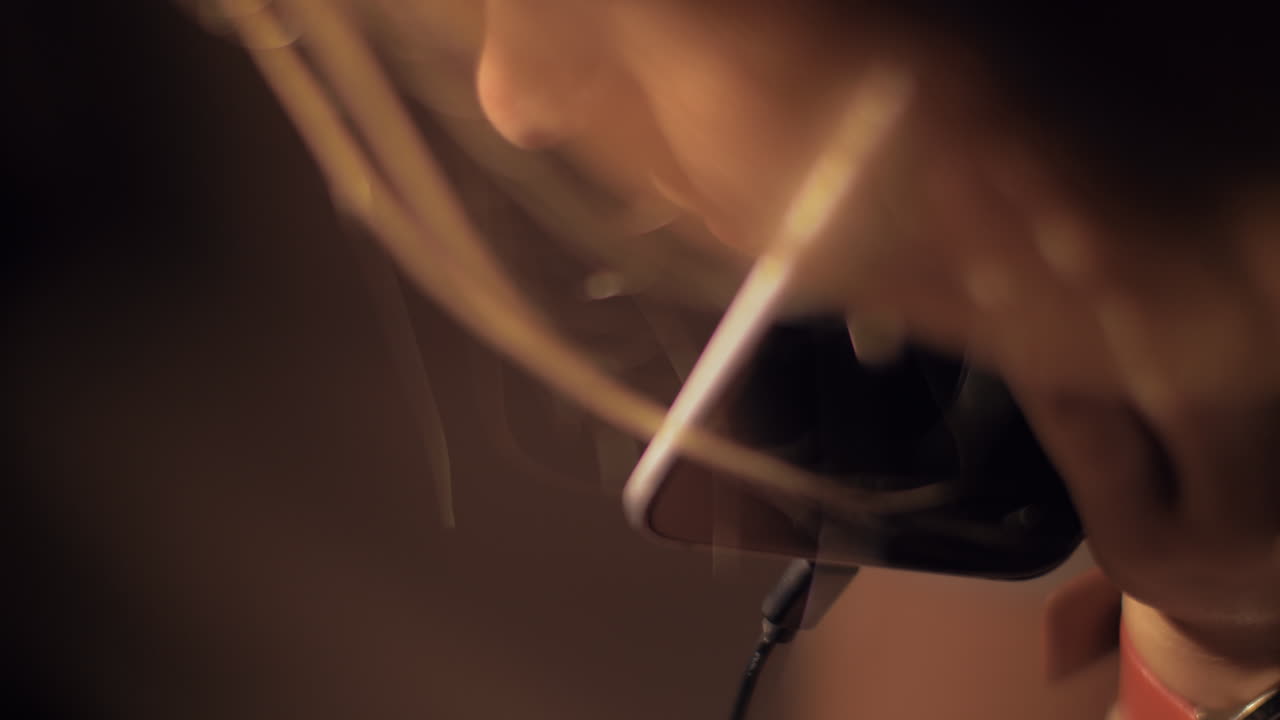 joven hablando cargando el teléfono móvil