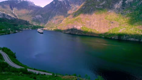 Großes-Kreuzfahrtschiff-Fährt-In-Den-Hafen-Von-Flam-Im-Aurlandsfjord-Ein