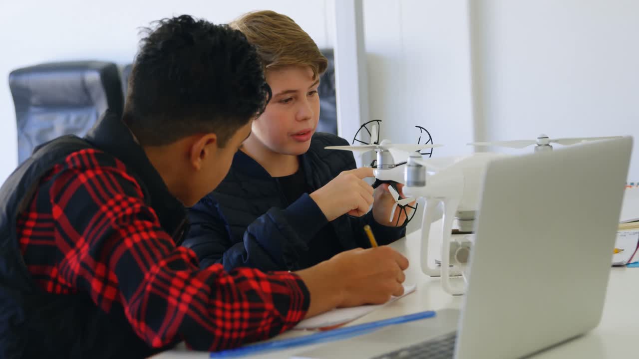 chicos discutiendo sobre el modelo de dron 4k