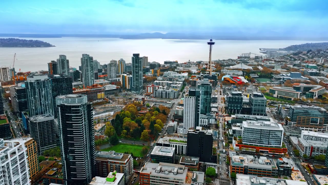 Panoraama kirkkaasta Seattlen, Washingtonin, Yhdysvaltojen kaupunkimaisemasta Space Needle -tornin ollessa keskellä. Washington-järvi taustalla. Yläkuva.