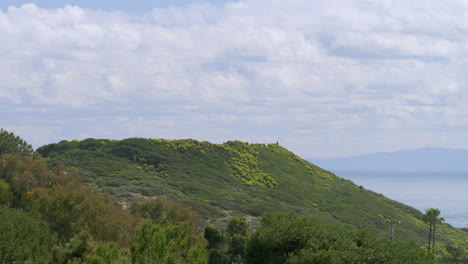 Point-Dume-State-Beach-Y-Preservar-El-Lapso-De-Tiempo-De-Excursionistas-Y-Nubes-En-Malibu,-California