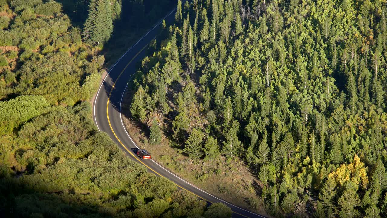 vista aérea del pintoresco desvío en el parque nacional de las montañas rocosas, colorado, estados unidos de américa