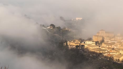 Herrlicher-Blick-Auf-Die-Altstadt-Im-Nebligen-Tal