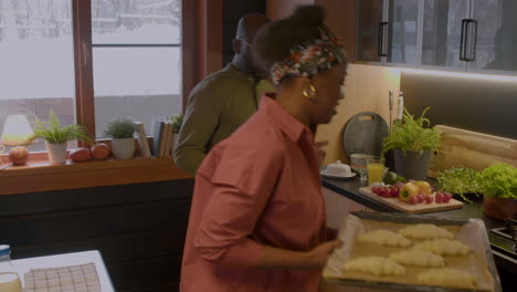 Pareja-Afroamericana-En-La-Cocina