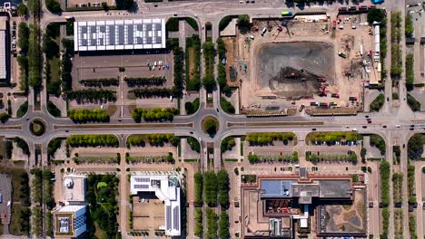 Vista-Aérea-Vertical-Del-Centro-De-Milton-Keynes-Desde-La-Estación-De-Tren-Hasta-El-Centro-Nororiental-De-Milton-Keynes,-Reino-Unido