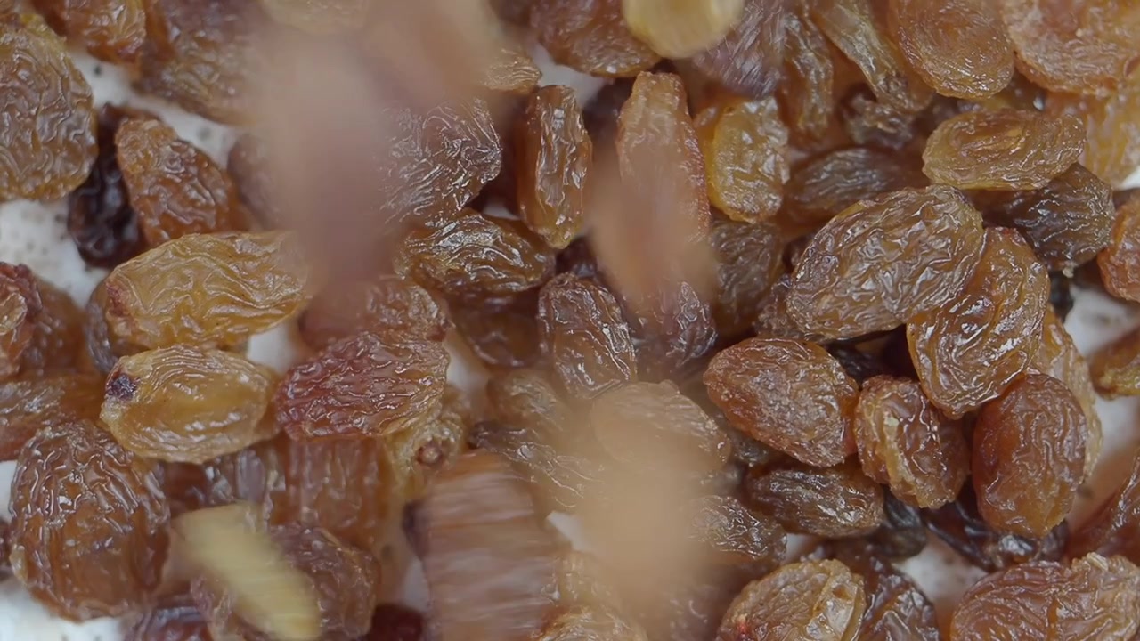 Raisins secs tombant sur un tas