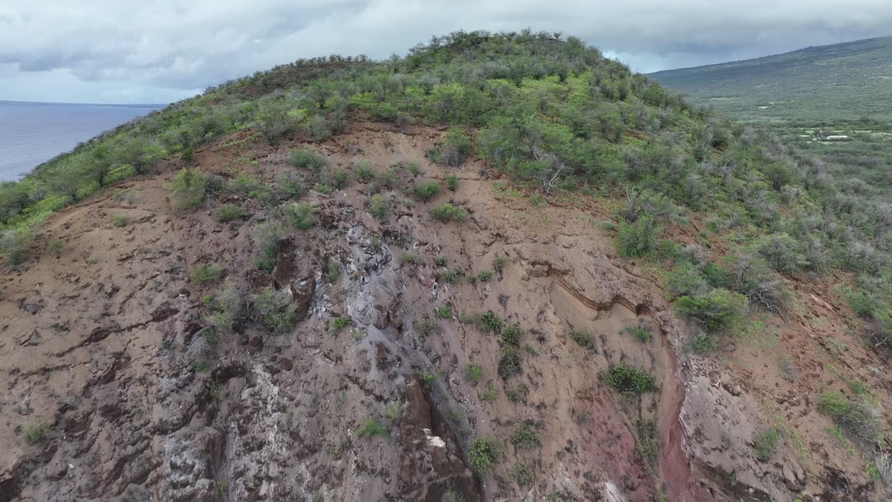 Vídeo de arquivo Premium - Subida aérea sobre o cone de cinza de pu'u ...