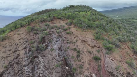 Ascenso-Aéreo-Sobre-El-Cono-De-Ceniza-Puʻu-Olai-En-Maui