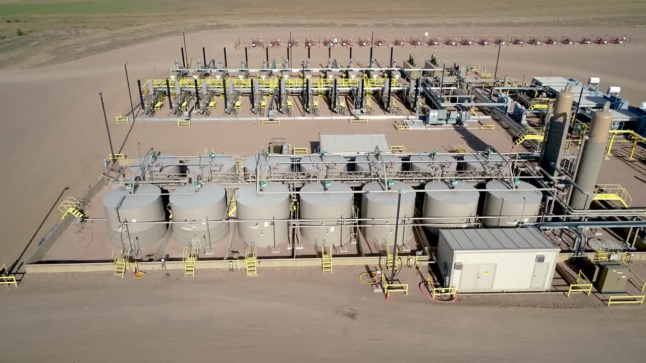 드론은 프랙 패드의 이 안테나에서 뒤로 물러납니다.