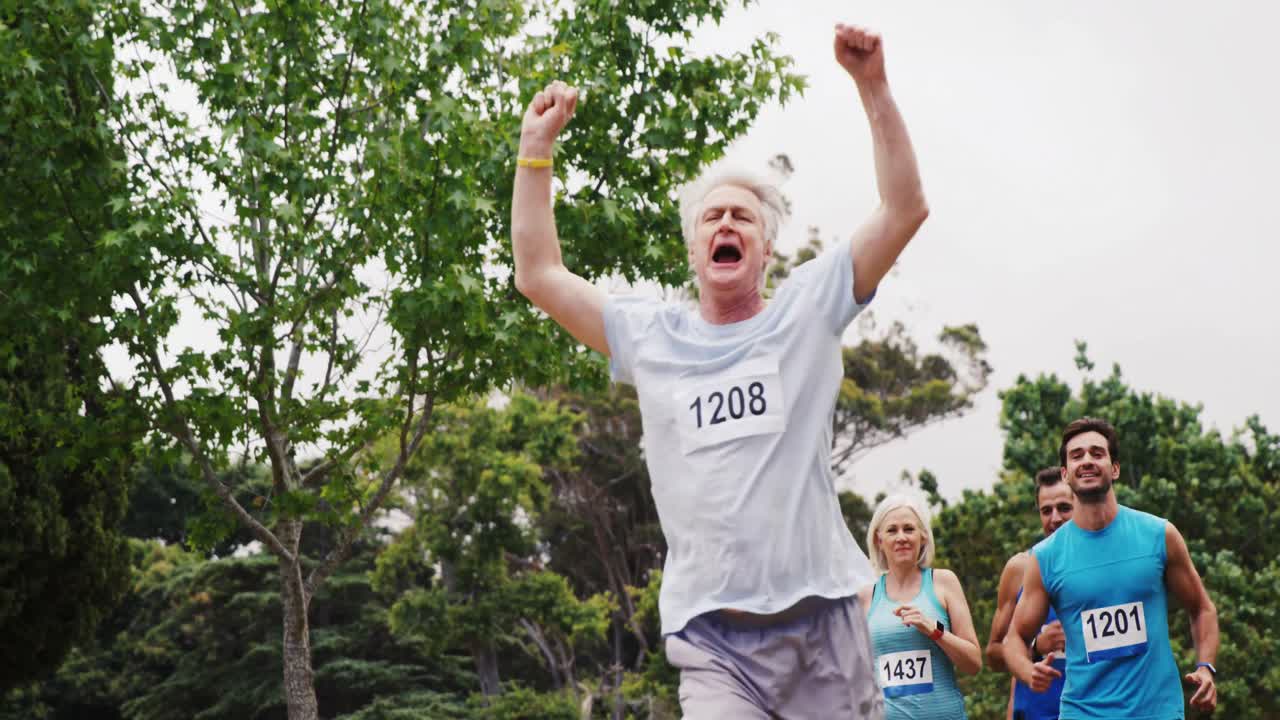 공원에서 함께 달리는 운동 가족