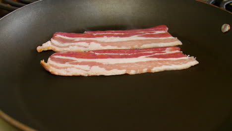 cocinar tiras de tocino en la estufa