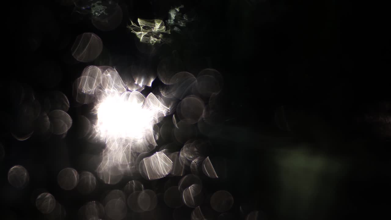 추상적으로 움직이는 빛의 반점이 환상적인 이미지를 형성합니다.