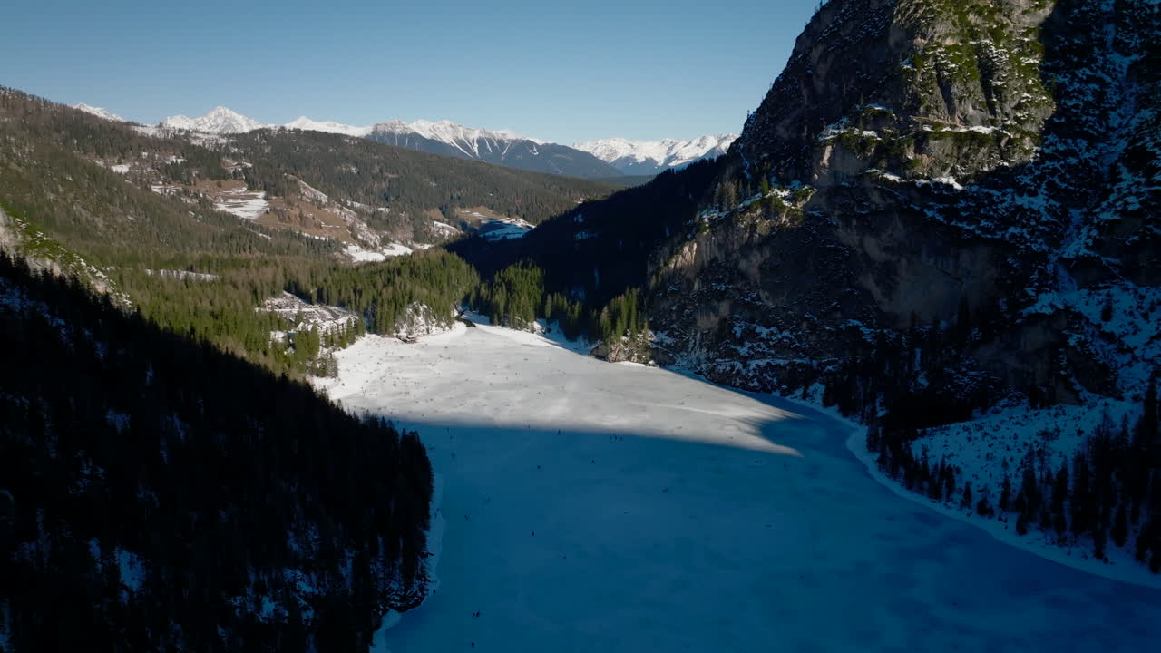 lago congelado entre montañas