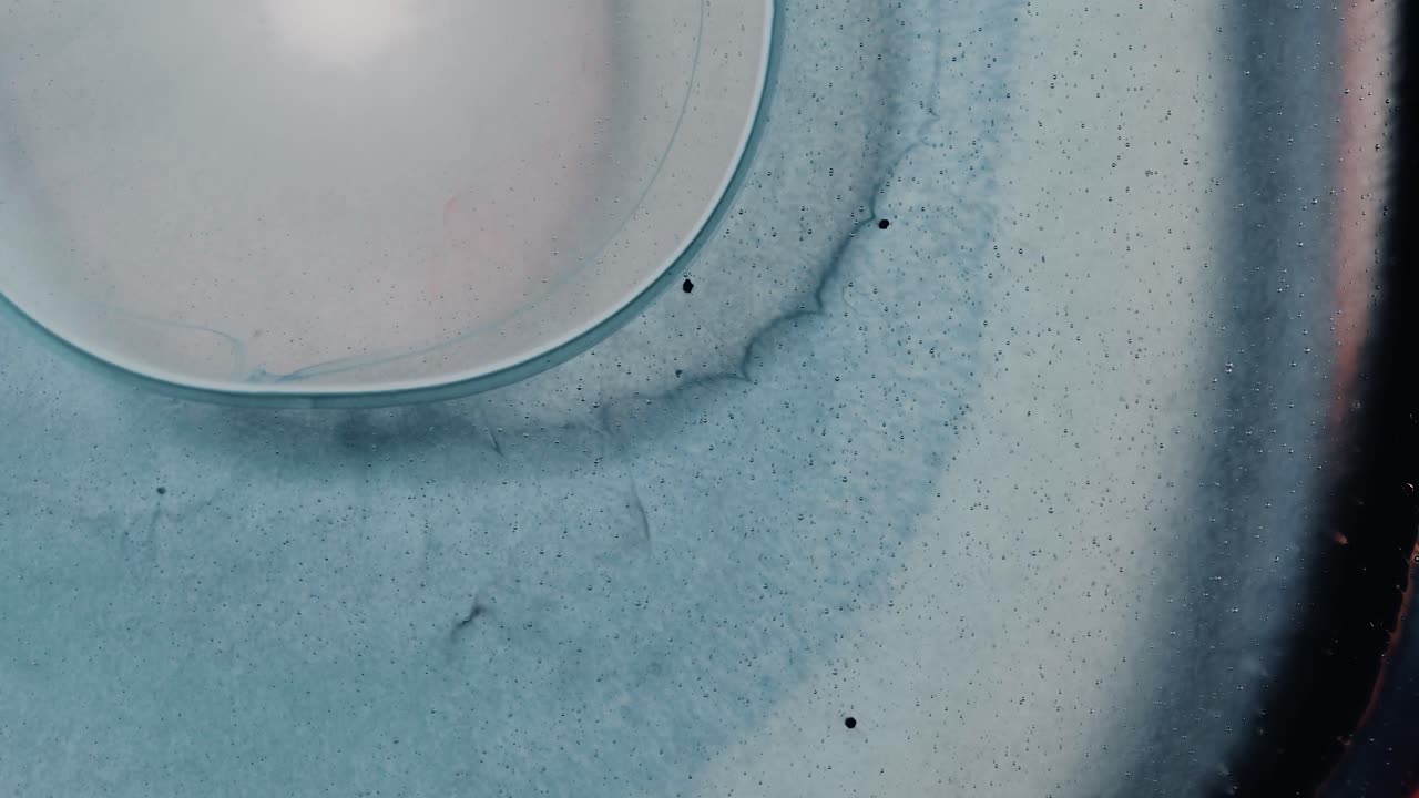 화학 반응을 보여주는 잉크와 함께 수지 액체