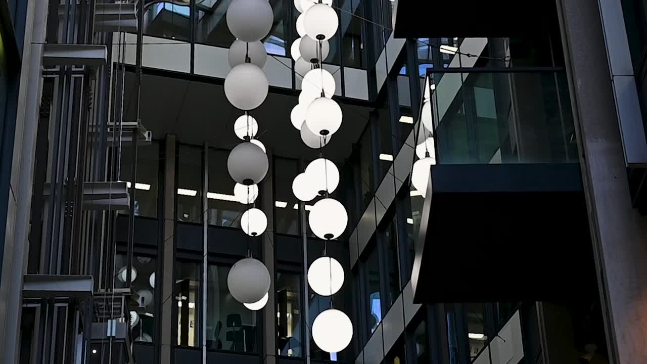 ascensores subiendo y bajando en las oficinas, londres, reino unido