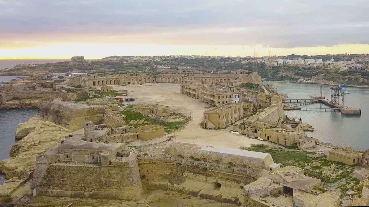 imágenes aéreas del fuerte medieval ricasoli y el faro desde el gran puerto de malta