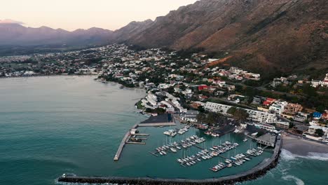 Luftaufnahme-Des-Hafens-In-Gordon&#39;s-Bay,-Südafrika