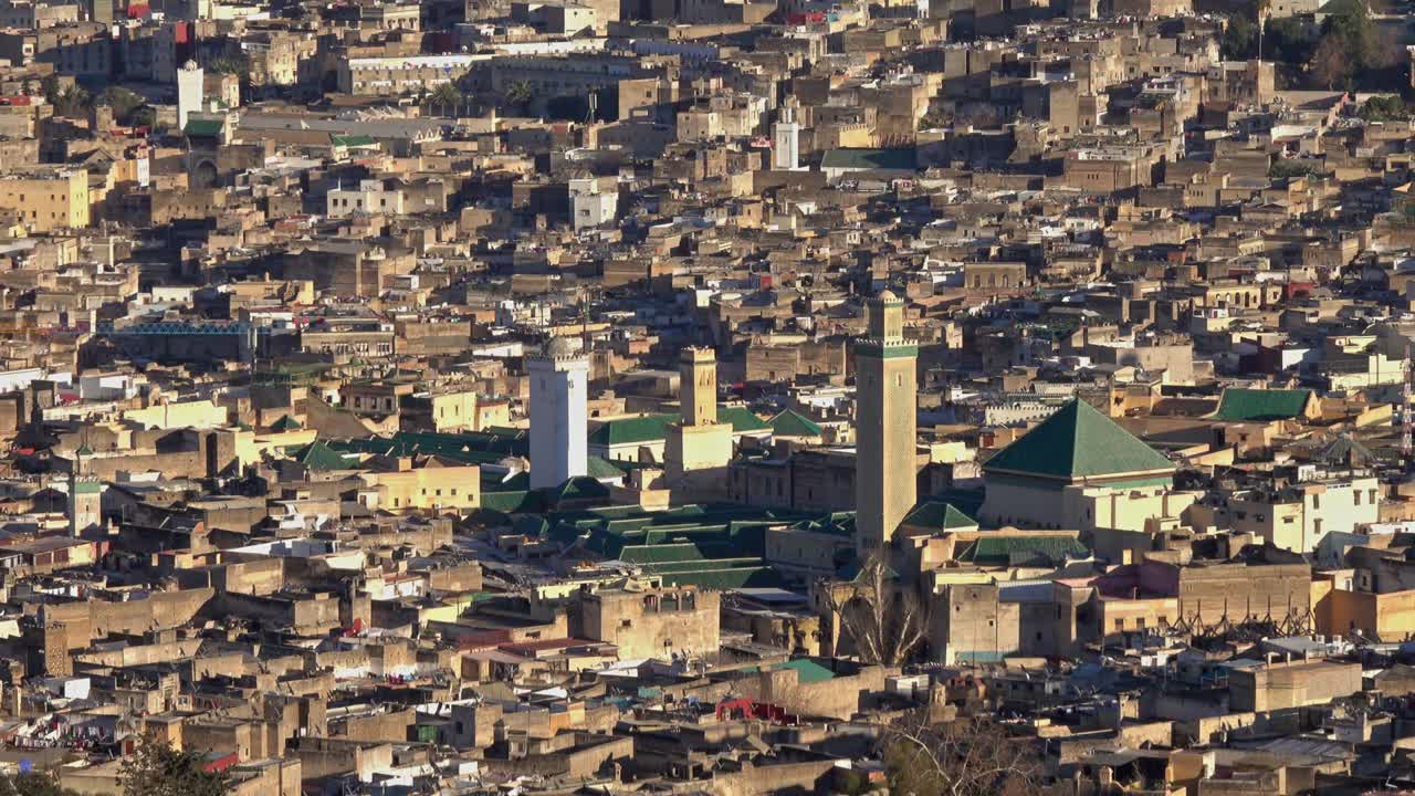 la vieja medina en fes al atardecer, marruecos, retrocede