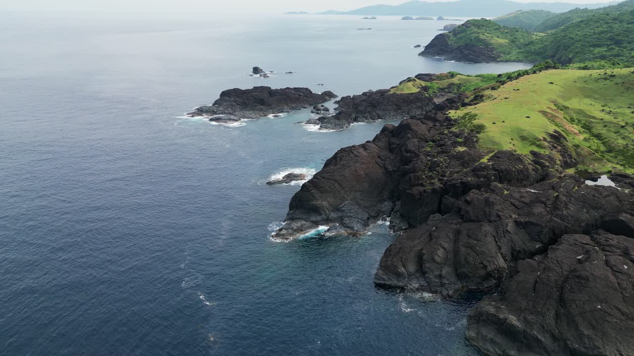 costa escarpada y campos verdes en baras, catanduanes, filipinas, paisaje tropical sereno, vista aérea
