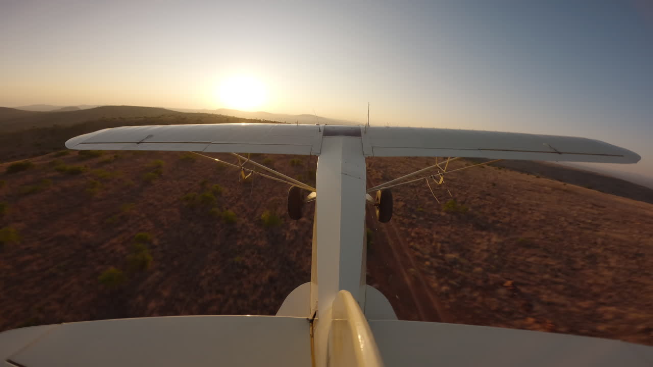 Aereo leggero sopra le colline al tramonto nella savana keniota