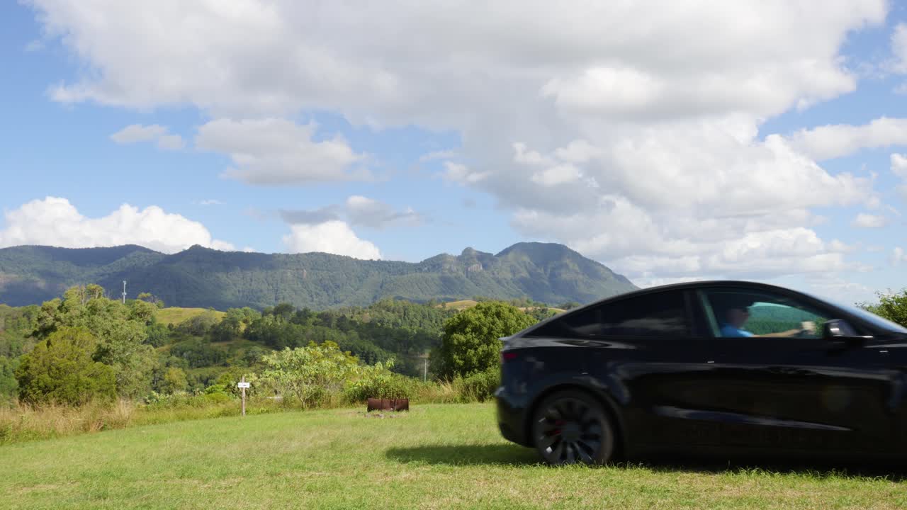 아름다운 산악 지형을 가로질러 움직이는 자동차
