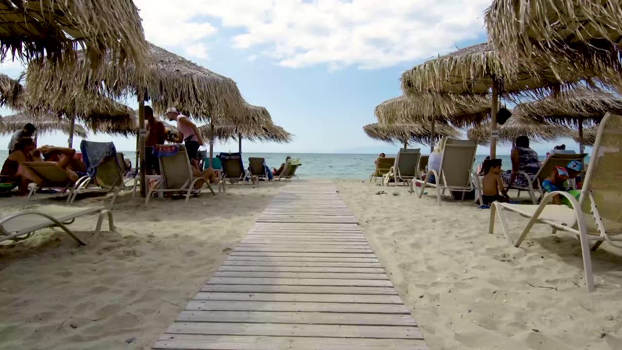 paraguas y tumbonas en un bar de la playa en grecia 3