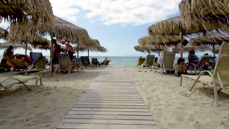 Sonnenschirm-Und-Liegen-An-Der-Strandbar-In-Griechenland-3