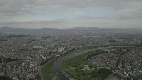 Toma-Aérea-De-Kyoto-Con-Drones-Al-Atardecer-Cerca-De-Un-Río,-Japón,-Asia