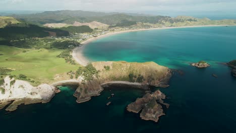 nubes cinematográficas rodando sobre la bahía de opito a lo largo de la costa este de nueva zelanda