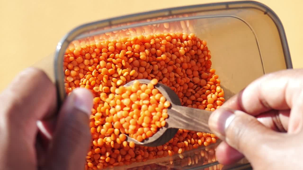 컨테이너에 은 렌즈의 클로즈업