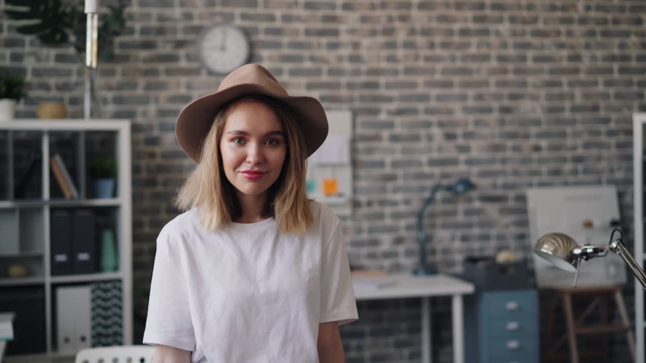 가정 사무실에 있는 여성