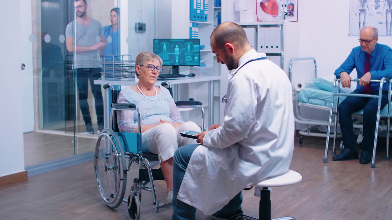 médico con tableta digital dando consejos médicos en la clínica de recuperación